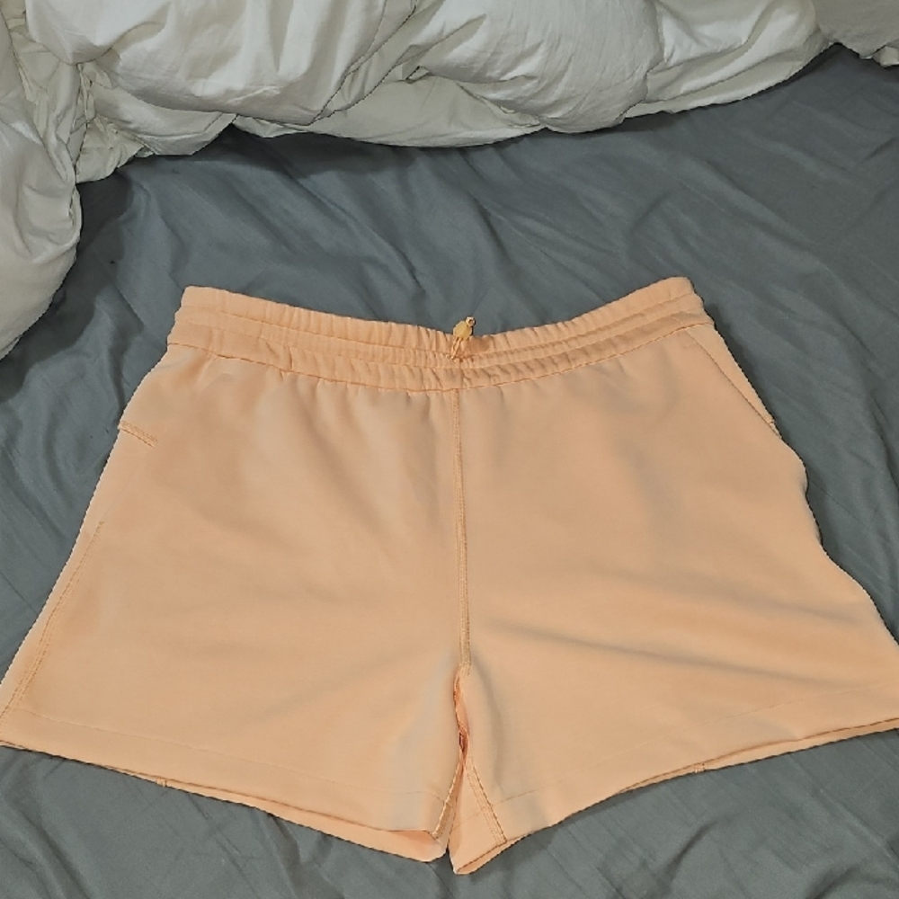 Lululemon Sz 10 Softstreme Shorts! Peach Bellini! Like New, 4"Inseam